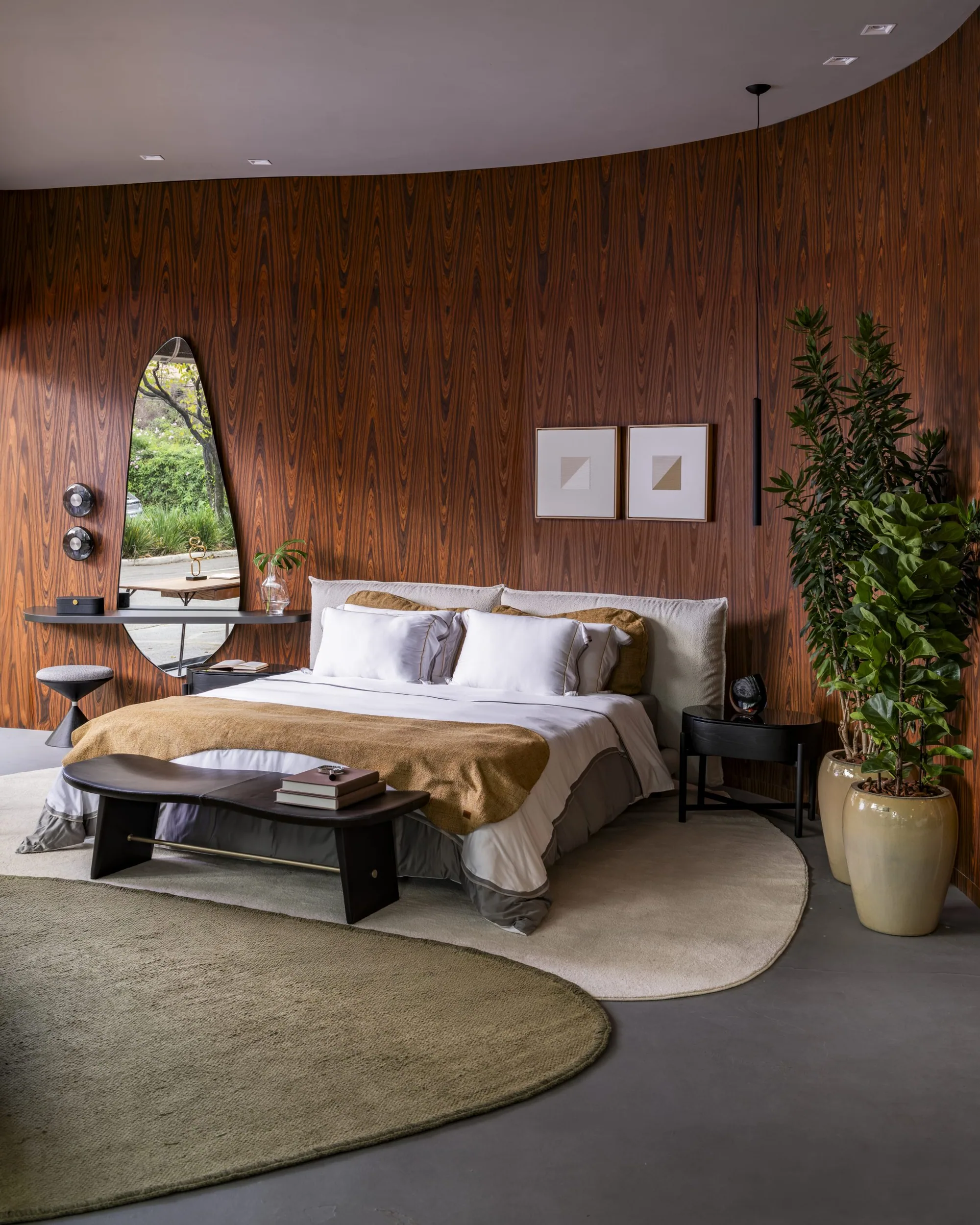 Cama Bed and Room num quarto revestido a madeira