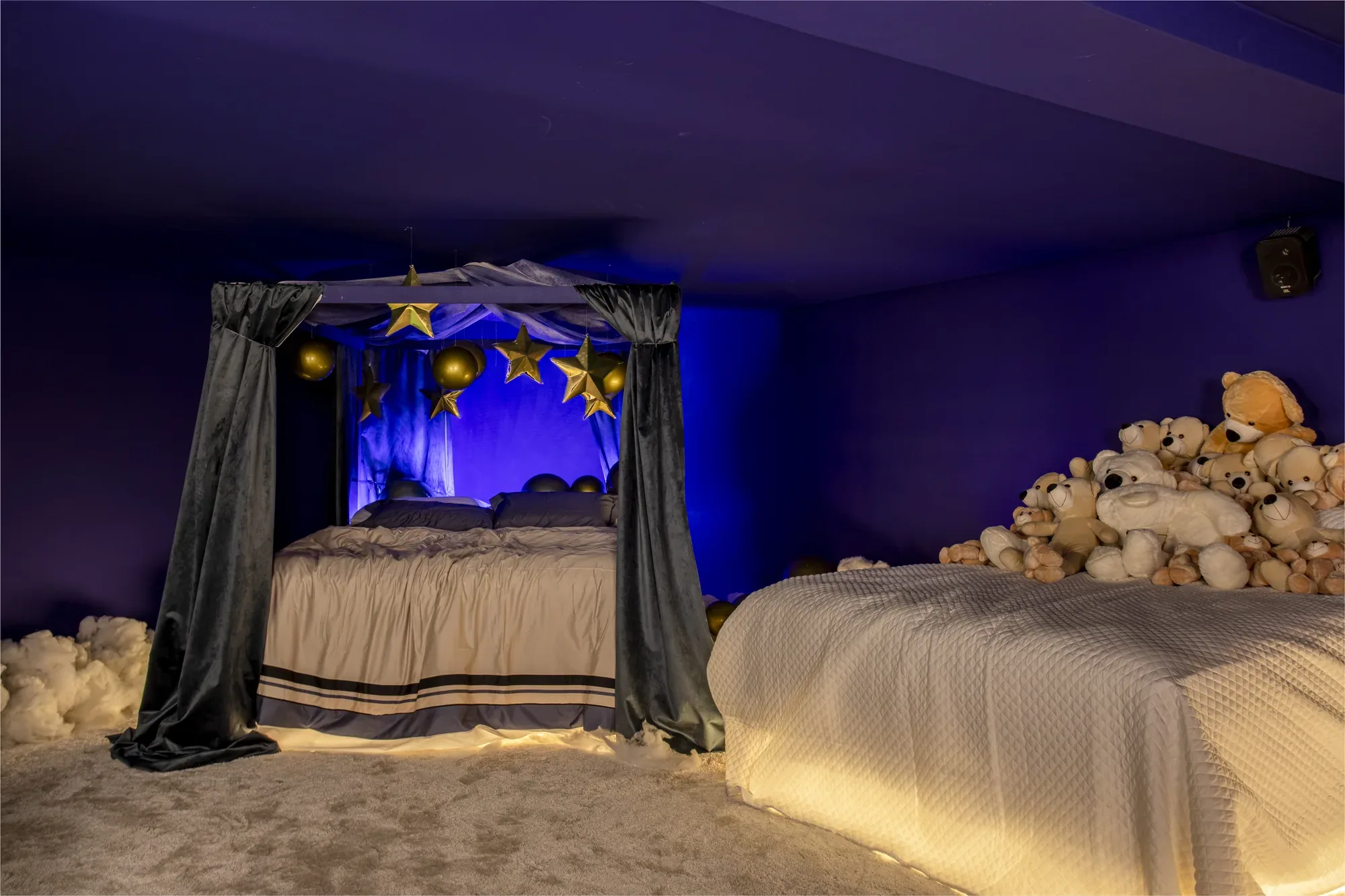 Chris Ayrosa — Cenografia — Mostra Bed and Room 2024